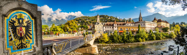 historische gebäude in der altstadt von meran in italien - merano stock-fotos und bilder