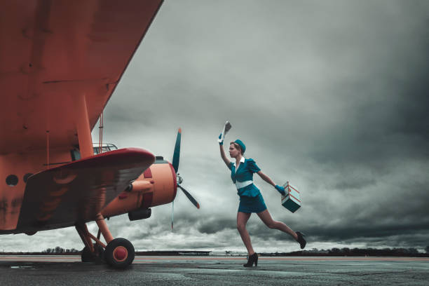 l’agent de bord court pour rattraper l’avion avant le départ - suitcase retro revival women old fashioned photos et images de collection