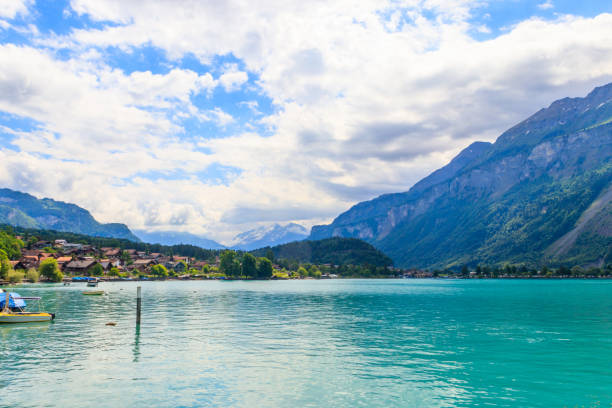 vista del lago di brienz e delle alpi svizzere a brienz, svizzera - brienz bernese oberland village lake foto e immagini stock