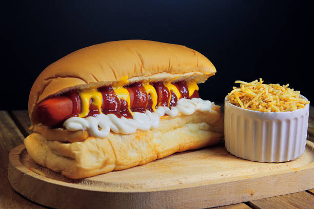 хот-дог - hot dog snack food ketchup стоковые фото и изображения