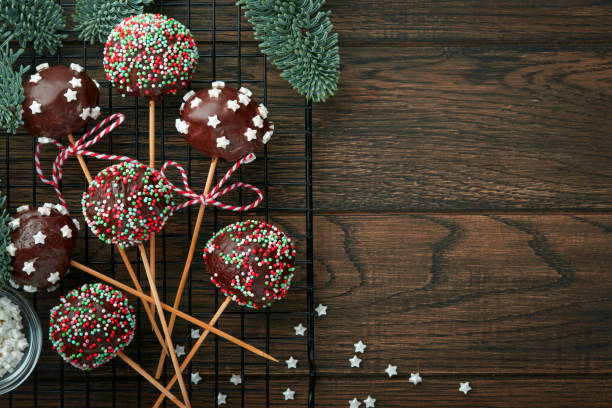 épousez des gâteaux sucrés de noël. gâteau au brownie rond dessert de noël avec des étoiles garnies sur fond vert foncé. concept de dessert de nourriture de noël et scène large écran de vacances bordure. vue de dessus - milky way candy bar photos et images de collection