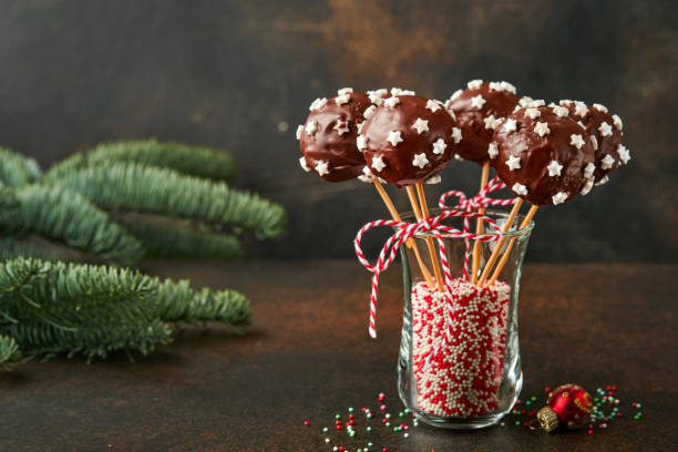 épousez des gâteaux sucrés de noël. gâteau au brownie rond dessert de noël avec des étoiles garnies sur fond vert foncé. concept de dessert de nourriture de noël et scène large écran de vacances bordure. vue de dessus - milky way candy bar photos et images de collection