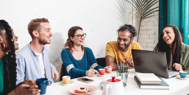 gruppe von studenten aus verschiedenen teilen der welt beim brunch und lernen in einer cafeteria, junge leute haben spaß während einer pause am morgen - cafe culture stock-fotos und bilder