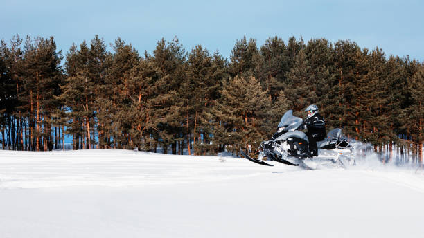 в глубоком порошке сугроб снегоход всадника вождения быстро. - snowmobiling adventure snow travel �стоковые фото и изображения