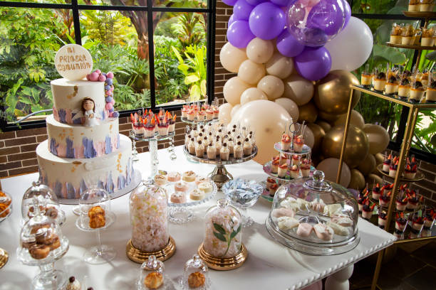 mesa de postres y dulces en la fiesta de primera comunión - pastel de primera comunión fotografías e imágenes de stock
