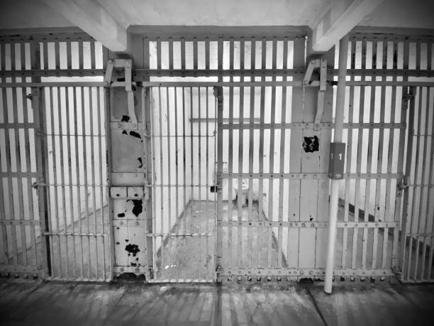 9 x 5 x 7 i pozbawieni prywatności, więźniowie w więzieniu federalnym alcatraz byli przetrzymywani w tych samych celach, aż do zamknięcia więzienia w 1963 roku. (czarno-biały) - cell block zdjęcia i obrazy z banku zdjęć