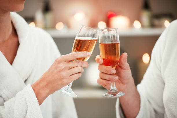 pareja, brindis con champán o cita de spa de lujo en el éxito del matrimonio, celebración de cumpleaños o viaje de vacaciones. zoom, manos o amor hombre o mujer con alcohol de vino en salón de relax o bienestar luna de miel vinculación - spa treatment health spa couple happiness fotografías e imágenes de stock