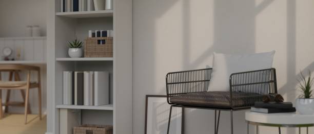 minimalistyczny skandynawski salon domowy ze stylowym fotelem, stolikiem, półką z dekorem - living room side table domestic room home interior zdjęcia i obrazy z banku zdjęć