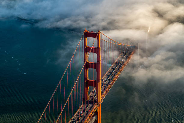 imagens aéreas de são francisco, califórnia - golden gate bridge san francisco county fog travel destinations - fotografias e filmes do acervo
