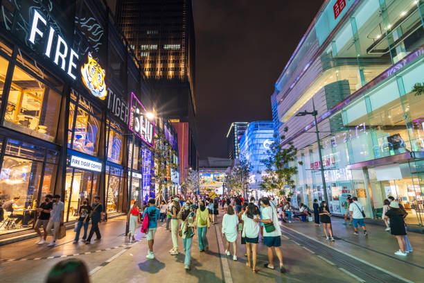 タイのバンコクのショッピングとエンターテイメントのエリアであるサイアムスクエアの新しい外観を歩く人々の群�衆 - siam square ストックフォトと画像