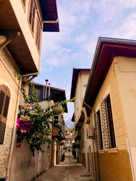 old houses and empty street - antakya imagens e fotografias de stock