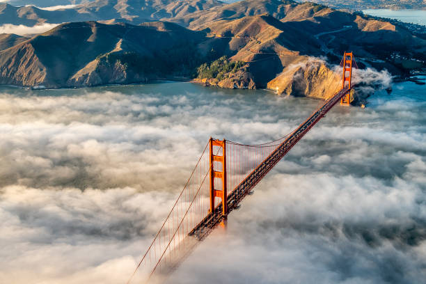 imagens aéreas de são francisco - golden gate bridge san francisco county fog travel destinations - fotografias e filmes do acervo