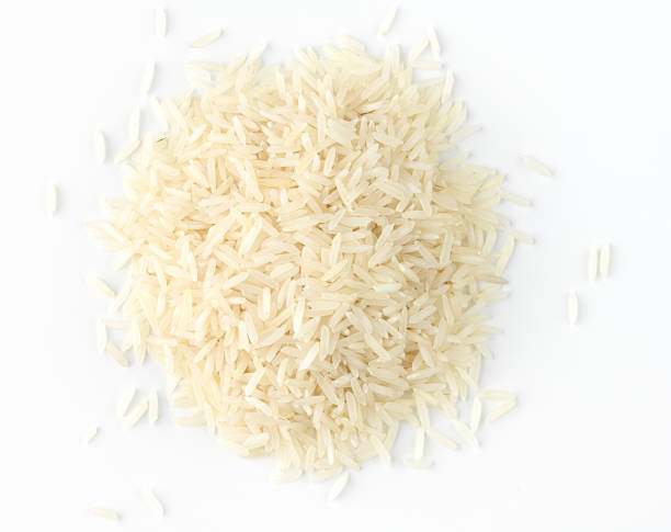 白い背景に乾燥した白い長い米のバスマティパイル。真上 - clipping path rice white rice basmati rice ストックフォトと画像