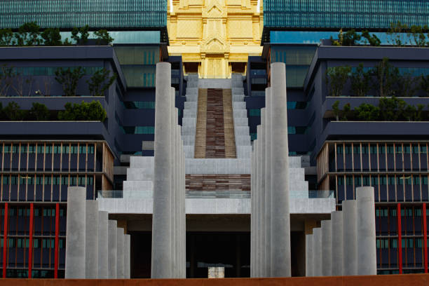 horizon et gratte-ciel de bangkok avec le nouveau parlement thaïlandais, sappaya sapasathan (le parlement de thaïlande) - city government town hall government building photos et images de collection