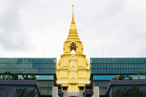 horizon et gratte-ciel de bangkok avec le nouveau parlement thaïlandais, sappaya sapasathan (le parlement de thaïlande) - city government town hall government building photos et images de collection