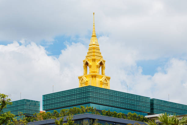 horizon et gratte-ciel de bangkok avec le nouveau parlement thaïlandais, sappaya sapasathan (le parlement de thaïlande) - city government town hall government building photos et images de collection