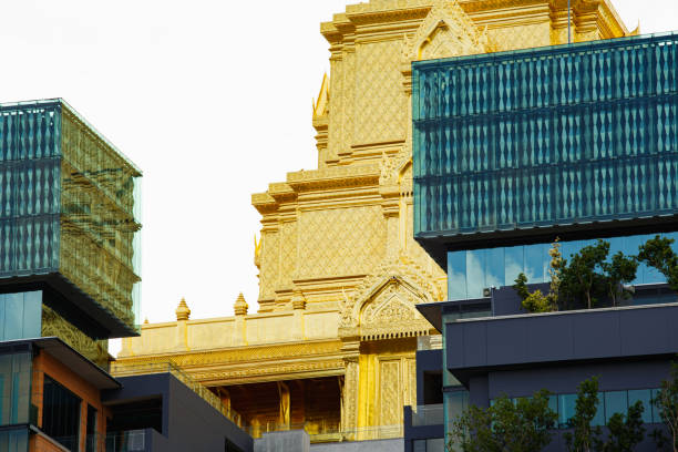 horizon et gratte-ciel de bangkok avec le nouveau parlement thaïlandais, sappaya sapasathan (le parlement de thaïlande) - city government town hall government building photos et images de collection