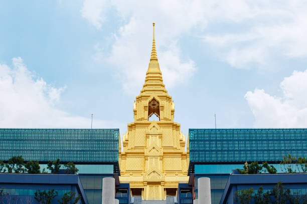 horizon et gratte-ciel de bangkok avec le nouveau parlement thaïlandais, sappaya sapasathan (le parlement de thaïlande) - city government town hall government building photos et images de collection
