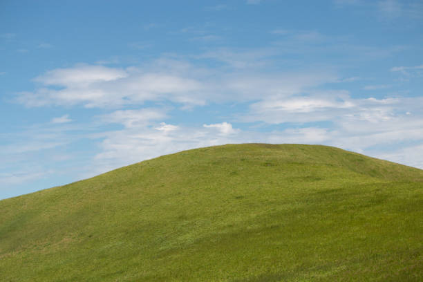 無地の背景に緑の丘の青い空 - landscape hill green grass ストックフォトと画像