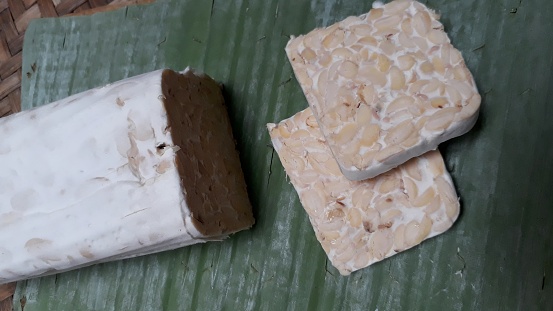 Cooking preparation, cutting tempeh, nutritious food
