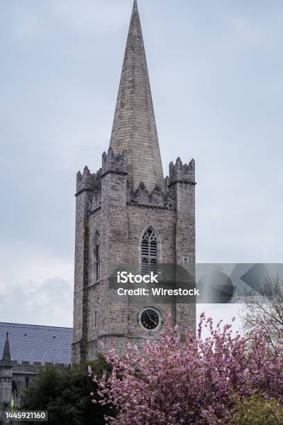 Toma Vertical Del Campanario De Una Iglesia Gótica Bajo El Cielo Nublado En Dublín La Capital De Irlanda Foto de stock y más banco de imágenes de Aire libre