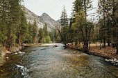 merced-river-flie%C3%9Ft-durch-freie-b%C