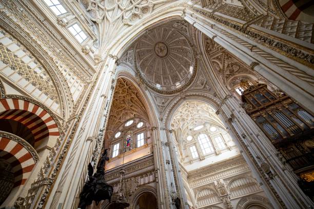 cupola della grande moschea di cordoba, spagna - la mezquita cathedral foto e immagini stock