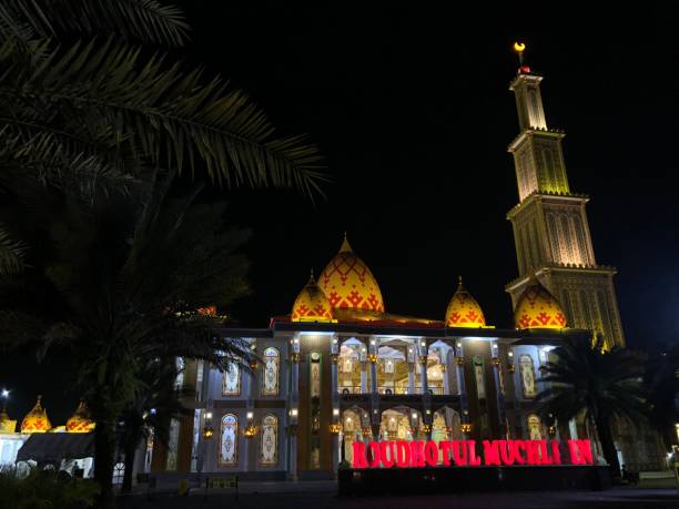 Roudhotul Muchlisin Mosque at night Jember, Indonesia – December 20, 2021: The Roudhotul Muchlisin Mosque at night jember regency photos stock pictures, royalty-free photos & images