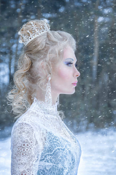 красивая молодая женщина в сказочном лесу - snow maiden стоковые фото и изображения