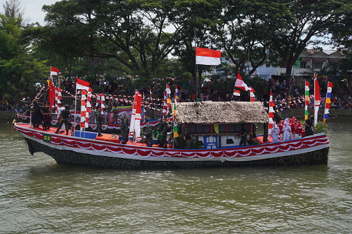 Aranmula,India-September 14, 2011:A team of oarsmen wearing traditional dress participate in the most popular Aranmula boat race