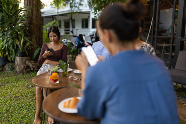 joven caucásica irreconocible usando el teléfono móvil en la cafetería - croissant telephone coffee shop on the phone fotografías e imágenes de stock