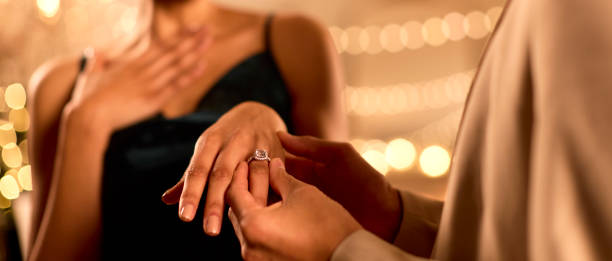 Primo piano della coppia amorevole che celebra il fidanzamento alla festa insieme - foto stock