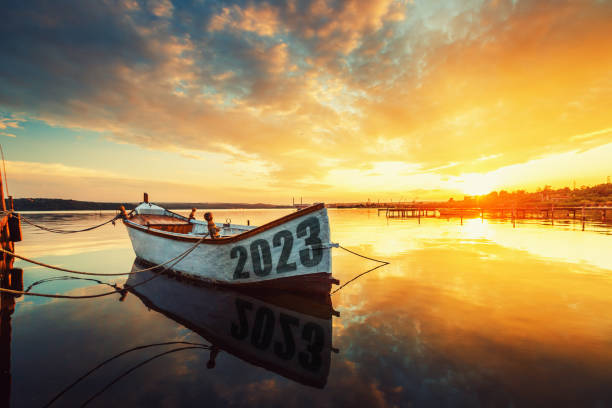 2023年の新年のコンセプト。日没時に水に反射するヴァルナ湖の漁船。自然の風景。 - cloud sailboat fishing boat fishing industry ストックフォトと画像