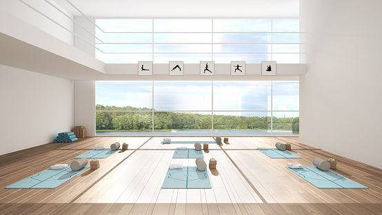Arquitectura de diseño de interiores de estudio de yoga vacía, espacio abierto mínimo, organización espacial con colchonetas y accesorios, listo para la práctica de yoga, ventana panorámica con panorama del lago photo