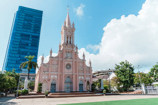 nhà thờ chính tòa pink đà nẵng. địa danh và nổi tiếng cho thu hút khách du lịch. khái niệm du lịch việt nam và đông nam á - đà nẵng hình ảnh sẵn có, bức ảnh & hình ảnh trả phí bản quyền một lần