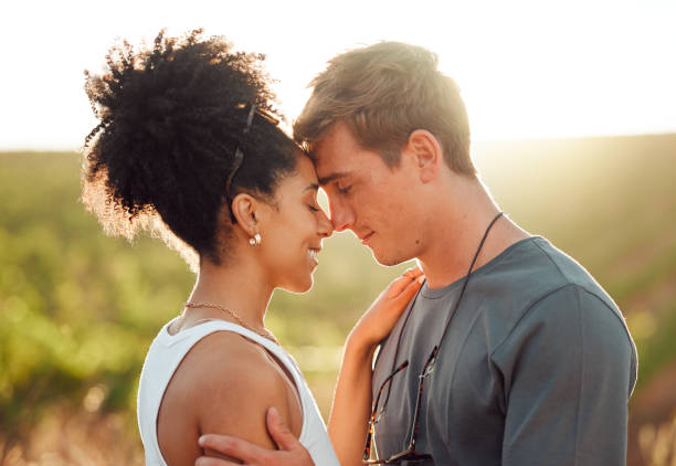 Love, travel and couple in mexico, hug and share intimate moment in countryside, bond at sunset. Freedom, nature and interracial man and woman embrace, talk and enjoy relationship in florida field amor, viajar y pareja en méxico, abrazar y compartir momentos íntimos en el campo, vincularse al atardecer. la libertad, la naturaleza y el hombre y la mujer interraciales se abrazan, hablan y disfrutan de la relación en el campo de florida