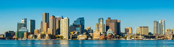 panoramablick auf die skyline von boston city , massachusetts, usa - clear sky urban scene boston massachusetts stock-fotos und bilder