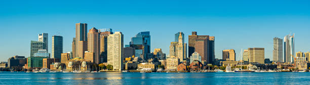 vista panoramica dello skyline del centro di boston city, massachusetts, stati uniti - boston skyline city massachusetts foto e immagini stock