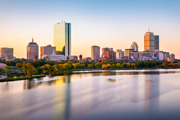 blick auf den beacon hill und die back bay boston city skyline und den charles river bei sonnenuntergang, massachusetts, usa - boston urban scene skyline sunset stock-fotos und bilder