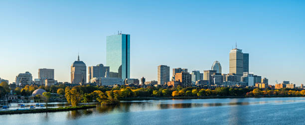 vue panoramique de beacon hill et back bay boston city skyline et charles river, massachusetts, états-unis - boston skyline charles river river photos et images de collection