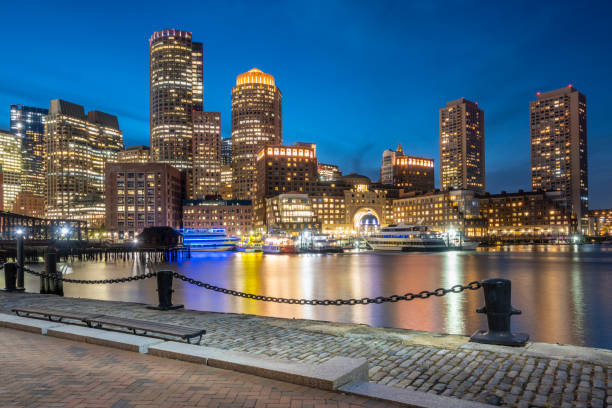 vista do rowe's wharf downtown skyline de boston ao pôr do sol, massachusetts, eua - rowes wharf - fotografias e filmes do acervo