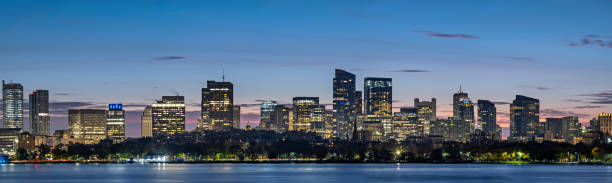 vue panoramique de beacon hill et back bay boston city skyline et charles river au coucher du soleil, massachusetts, états-unis - boston skyline charles river river photos et images de collection