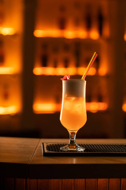 cocktail bellini au bar, lumière chaude. gros plan. - beach table peach fruit photos et images de collection