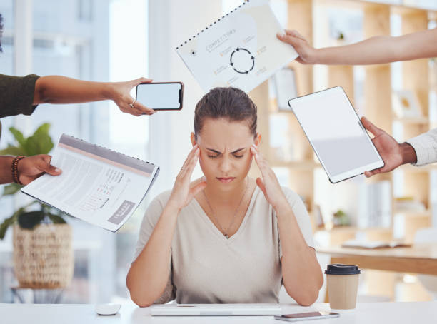Stress, headache, and time management of business woman with project document, tablet and a phone call mock up in hands. Burnout corporate worker with KPI report, administration and technology mockup estrés, dolor de cabeza y gestión del tiempo de la mujer de negocios con documento de proyecto, tableta y una maqueta de llamada telefónica en las manos. trabajador corporativo agotado con informe de kpi, administración y maqueta de tecnología