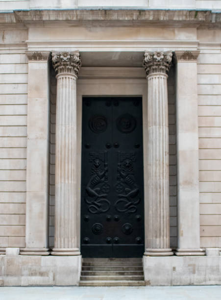 le quartier financier de londres par une journée brumeuse - doorstep door knocker door england photos et images de collection