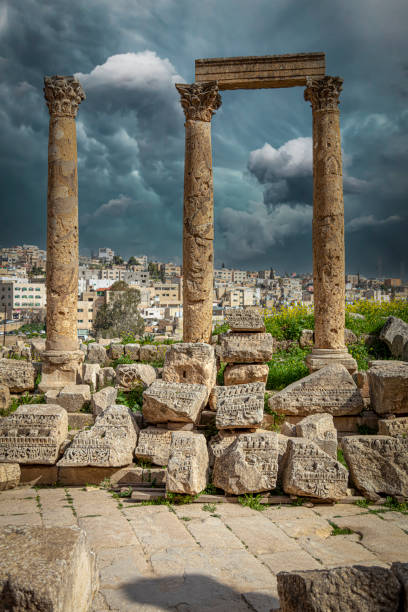 ruines de colonnes dans l’ancienne ville de jerash. - old fashioned staircase antique antiquities photos et images de collection