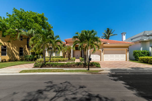 facciata dell'elegante palazzo in stile coloniale a boca raton - palm tree florida house residential district foto e immagini stock