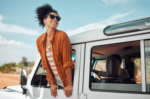 schwarze frau auf der straße, genießen fensterblick auf die wüste und reisen im jeep auf urlaub roadtrip von südafrika. reisen sie abenteuerfahrt, glückliche sommerferien und erkunden sie die freiheit der natur in der sonne - travel locations stock-fotos und bilder