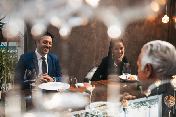 empresários jantando em um restaurante de luxo - business meeting business lunch business person - fotografias e filmes do acervo