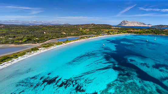 Veduta aerea di Cala Brandinchi e isola di Tavolara